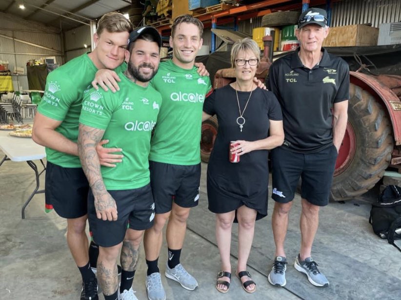 This made me feel so good,this is a pic of <a href="/Rendiggiti/">.</a> Wayne Bennett &amp; the boys from <a href="/SSFCRABBITOHS/">South Sydney Rabbitohs 🐰</a> taken in Coleambally the tiny rural town in NSW where I grew up where my parents still live,seeing these guys visiting these areas brings so much to the kids &amp; community as a whole