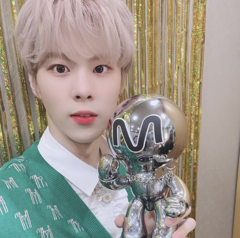 おめでとう！🎊
#Sugar1stWin
#김우석슈가엠카1위축하해
<a href="/KWS_official_/">김우석(KIM WOO SEOK)</a>