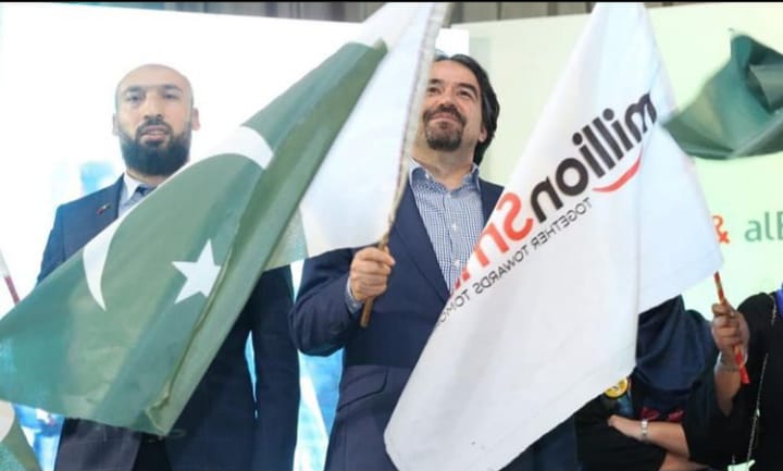 MillionSmilesPK's tweet photo. The Turkish Ambassador with the flag of Pakistan and #MillionSmiles at Million Smiles Youth Conference.

Together, Towards a better Tomorrow ! 

@Mustafa_MFA @ZAtalks
@theasifshahzad

#MSYC20 #MillionSmilesYouthConference https://t.co/yXHXbQbuWw