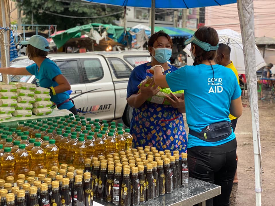 In times of crisis, #volunteers are always on the frontline of the response, supporting others in need.

Retweet if you think volunteers play a vital role during #COVID19 in your community. 

#FrontLineHeroes