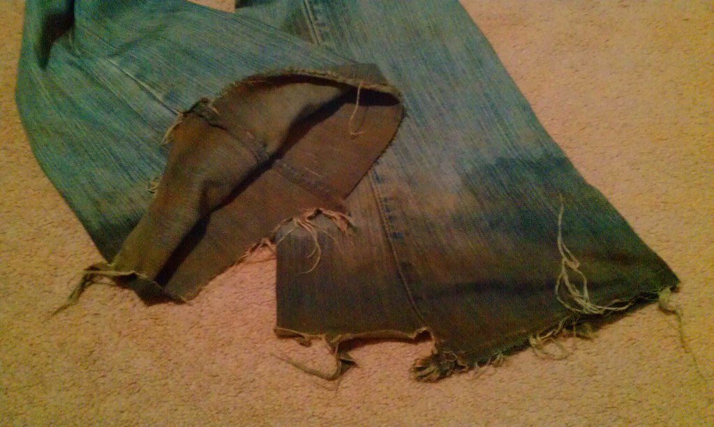 Pandamoanimum's tweet image. Apparently skinny jeans are now out of fashion and bootcut and flared jeans are making a comeback, so now the next generations get to experience the jeans wearing issues we had back in the 90s.