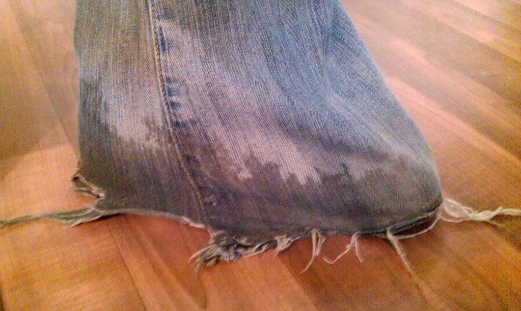 Pandamoanimum's tweet image. Apparently skinny jeans are now out of fashion and bootcut and flared jeans are making a comeback, so now the next generations get to experience the jeans wearing issues we had back in the 90s.