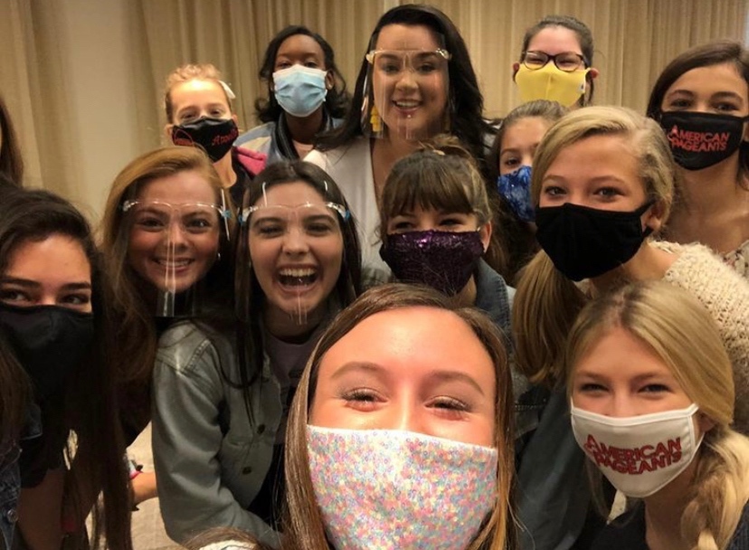 Can we go back to selfies with our girls and pep talks from @alyciadarby? Titleholders, tag your rehearsal buddies in the comments below!