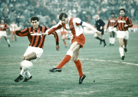 RTS_Sport's tweet photo. #CZVMIL
#Zvezda protiv #Milan-eza, treća sreća?
Kada igraju @crvenazvezdafk i @acmilan te utakmice se pamte i o njima se bez preterivanja pripoveda, a treći čin tog čudno-specifičnog rivalstva počinje večeras...
>>https://t.co/a679wBWuqU https://t.co/u70YFtTNDD