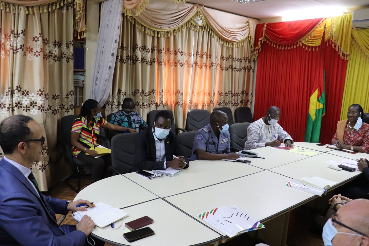 FasoJustice's tweet photo. La ministre Victoria Ouédraogo/Kibora a reçu ce jeudi 18 février 2021, l’ambassadeur d’Italie au Burkina Faso, Andréa Romussi. il est venu féliciter Mme Victoria Ouédraogo/Kibora pour sa nomination, et échanger sur la poursuite et le renforcement de la coopération. https://t.co/mIlmFwcnM2