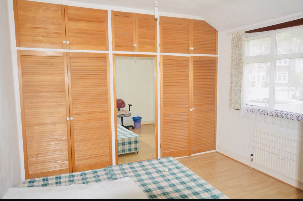 SHELL ROAD SE13

We are pleased to introduce this beautiful four bedroom terrace house located a walking distance from Goldsmith university. 

The property comprises of entrance hall, reception room, fitted kitchen, three double bedrooms, one single, bathroom and private garden
