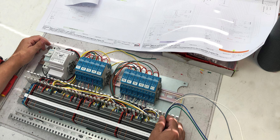 En quoi consiste la tâche d’un technicien chargé des systèmes de porte ? 🤔
Pour que le fonctionnement des portes soit irréprochable, on a besoin d’experts qui fabriquent d’abord minutieusement des circuits imprimés > hubs.ly/H0GRgC00