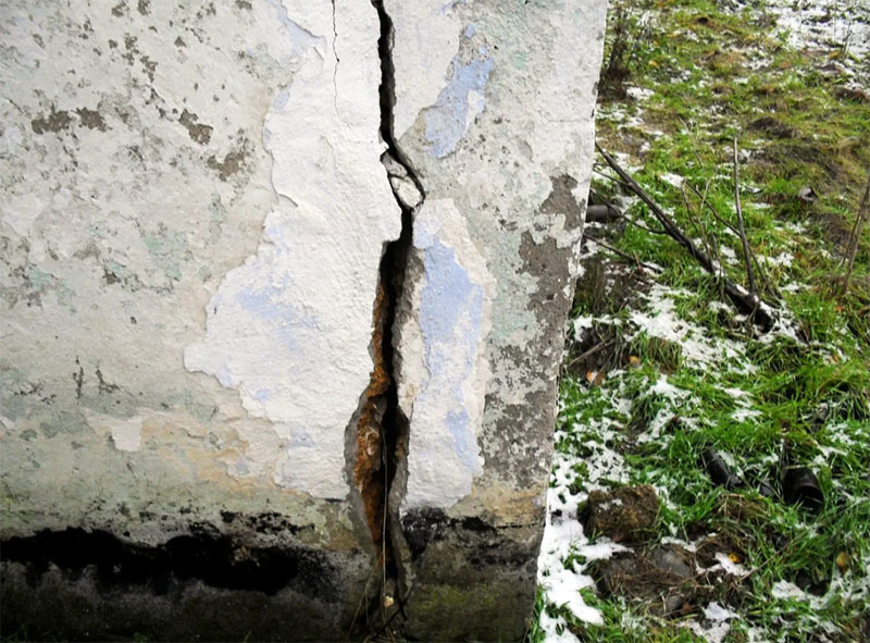 Большая трещина. Treshina v Fundamente. Большая трещина в стене.