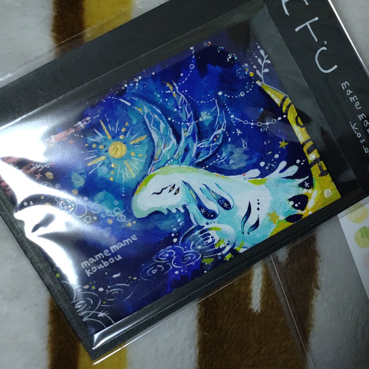 Ryou_kgrb's tweet photo. 豆豆工房さん(@mame8284)の、#cute2 のATC作品をお迎えさせていただきました～！キラキラピカピカしていてとても綺麗です！早速額に入れて机に飾りました～！ https://t.co/fhrdxnwvpG