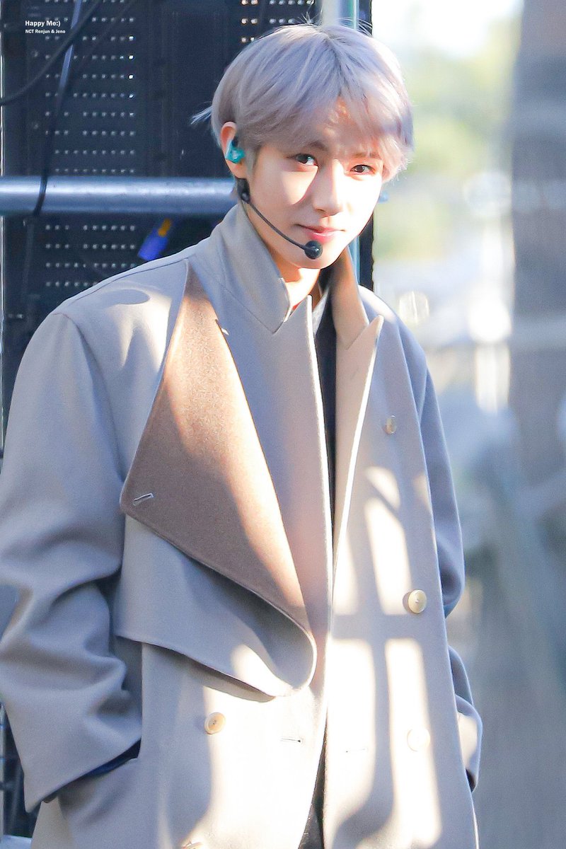 การหล่อ คือการนำเอาวัสดุที่เป็นของเหลวเทลงไปในแม่พิมพ์ ให้วัสดุเหลวนั้นเกาะยึดผิวด้านในของแม่พิมพ์ให้ทั่ว เมื่อวัสดุนั้นจับตัวกันเป็นของแข็ง แกะแม่พิมพ์ออก รูปที่ปรากฏให้เห็นจะมีความเหมือนกับรูปต้นแบบ แต่เป็นผลงานอีกชิ้นหนึ่ง เราเรียกผลงานใหม่ว่า รูปหล่อ หรือ เหรินจวิ้น