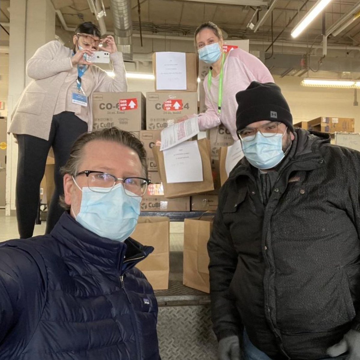 pukkatoronto's tweet photo. .@feedthefrontlinesto‍ is still at it! Here's Derek and Harsh delivering 240 hot delicious meals from Pukka and @pukkapukkaTO to the hardworking frontline teams at Oakville Trafalgar Memorial Hospital. 👩‍⚕️👨
#feedthefrontline #416 #communitysupport #torontocommunity‍ https://t.co/up0MKIwcWw