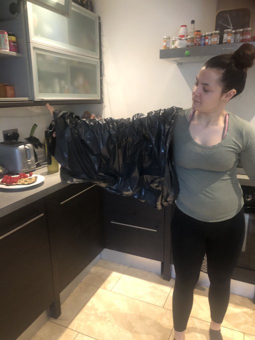 Bought this wonderfully handy roll of bin bags from @coopuk - ALL of which are open at both ends... 🤦&zwj;♀️😂