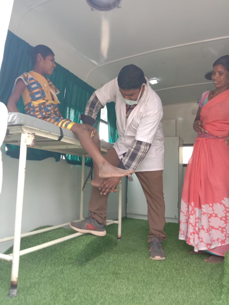 DKondagaon's tweet photo. Kondagon# Community based rehabilitation activity"PHYSIOTHERAPY ON WHEELS" team Visited HWC devkhargaon and treated needy patients @MoHFW_INDIA @PMOIndia @cghealth_ @bhupeshbaghel @TS_SinghDeo @PriyankaJShukla @DC_Kondagaon @sonaldhruw1 https://t.co/O5ZfZkmtcq