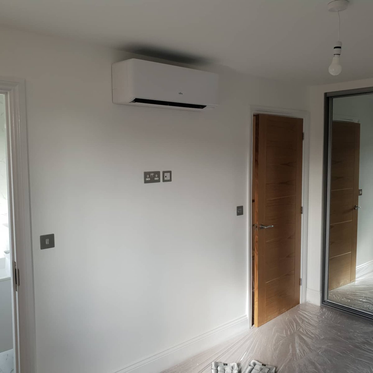 air_jcs's tweet image. Ladies and Gentlemen the future is here! This is an example of one our Fujitsu Heat Pump Inverter Installations on a new build housing site. This highly efficient system will keep them nice and warm in the winter and nice and cool in the summer. 

Get in contact today