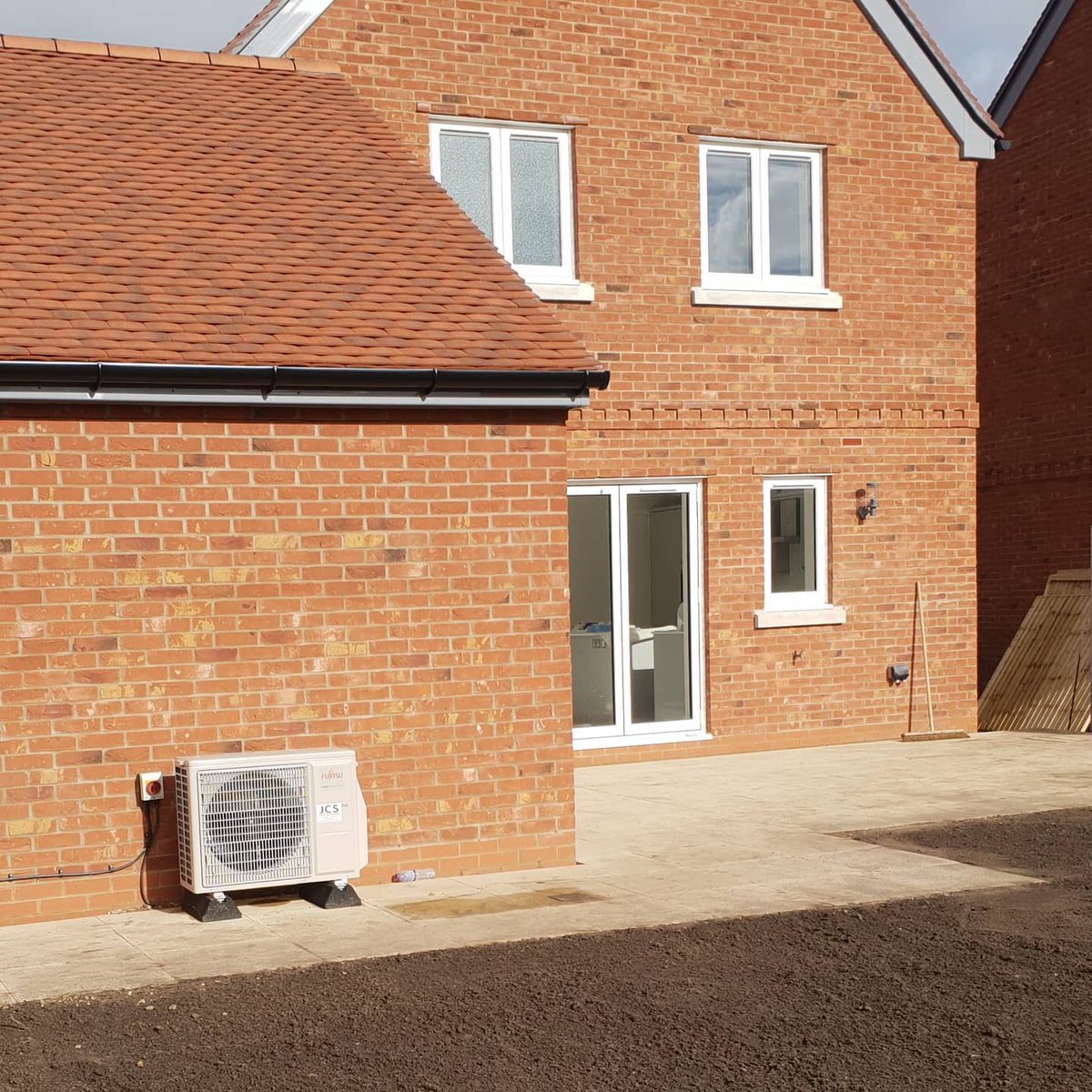 air_jcs's tweet image. Ladies and Gentlemen the future is here! This is an example of one our Fujitsu Heat Pump Inverter Installations on a new build housing site. This highly efficient system will keep them nice and warm in the winter and nice and cool in the summer. 

Get in contact today