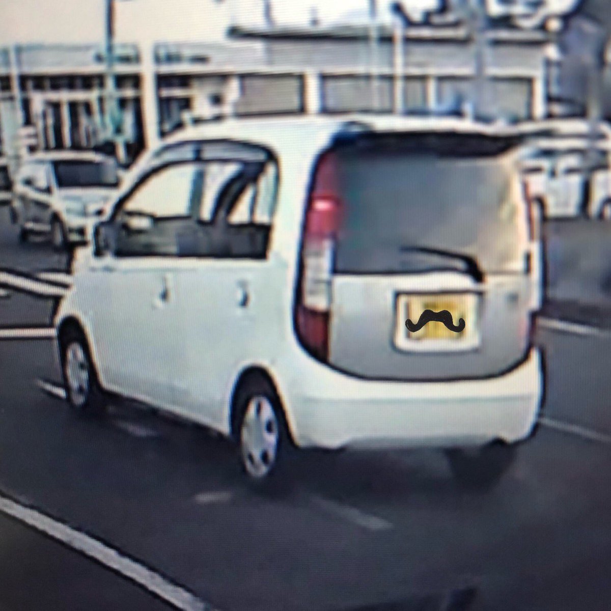 当て逃げされたー！
この車の車種わかる人いますか？
警察に言っても
「分からないかもしれませんね〜」をつよく強調されるだけでした。
ナンバーも自分で覚えてるのに、車種が分からないとは、、、

やっぱりテレビであるような、警察24時みたいにはいかないんだね💦