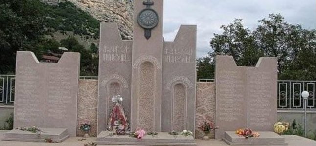 - Des soldats azerbaïdjanais, détruisent un monument dédié à la mémoire des héros de la Seconde Guerre mondiale, dans la ville de  #Shushi en  #Artsakh.