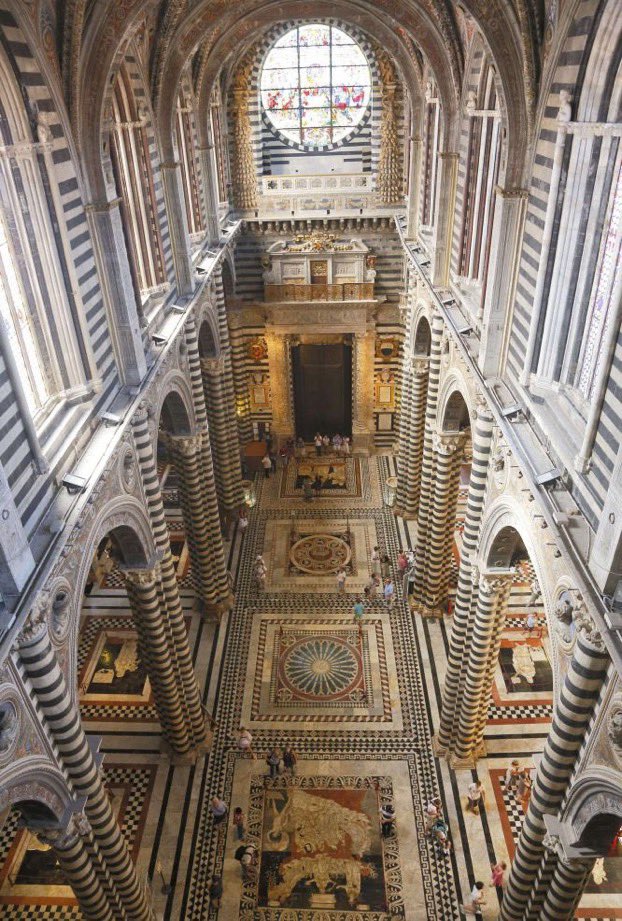 El mosaico de mármol de la catedral de Siena, del siglo XIV, fue descrito dos siglos más tarde por el historiador Giorgio Vasari como “el mayor, más bello y más magnífico suelo creado jamás”. ¿Tú que opinas?