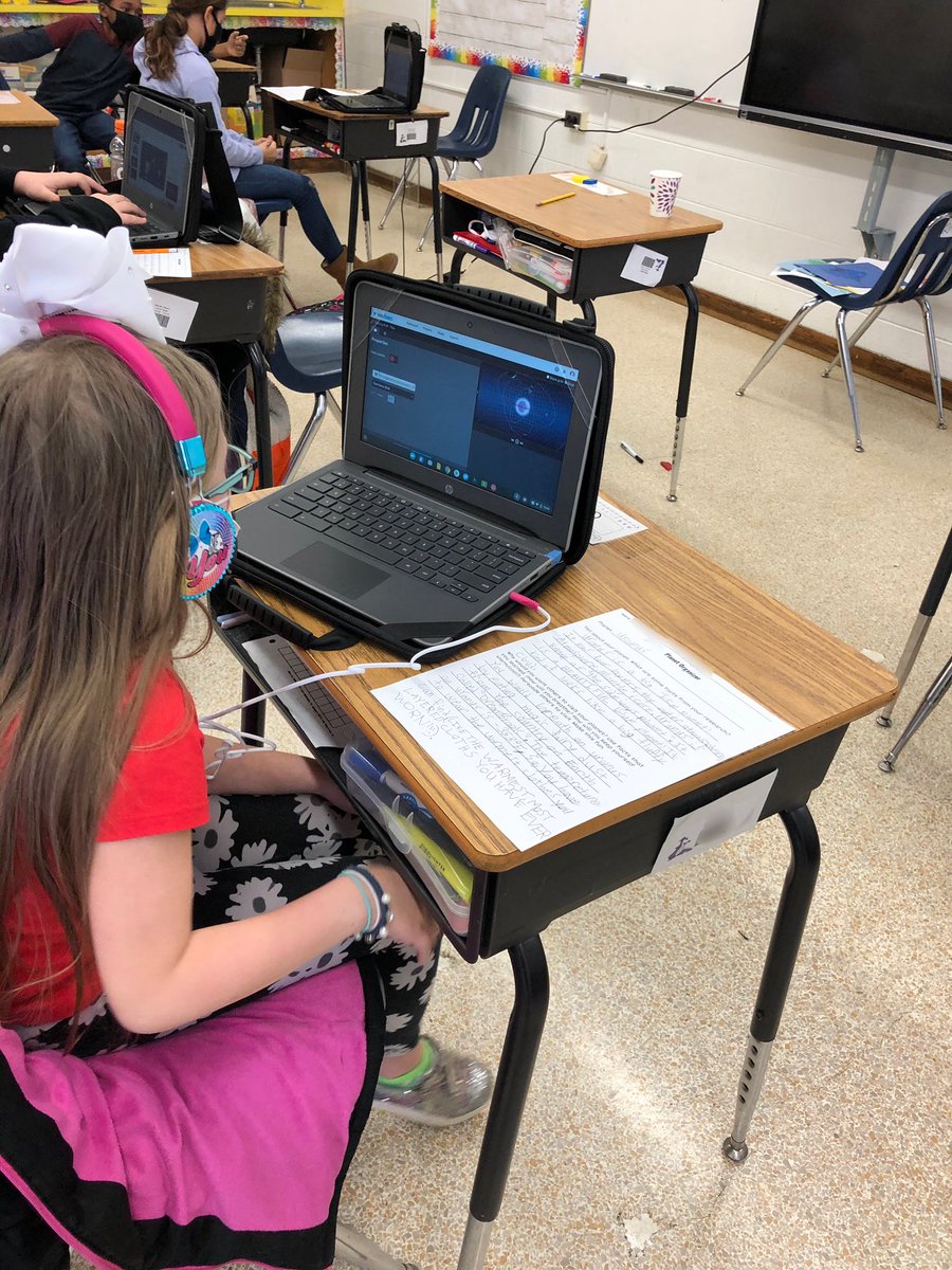 JuleeDonnell's tweet photo. So fun in 4th grade!! Research a planet, then persuade others to come visit. They blew me away with their WeVideo presentations. https://t.co/cK1iU9cdhD