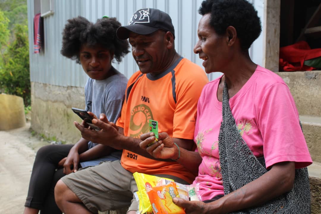 UnBlockedCash's tweet photo. Vendor, Noah, and beneficiary, Christina, making the FIRST EVER #blockchain transaction to purchase goods in #PNG history.🙌 
#AidInnovation #UnBlockedCash #AustralianAid #Oxfam 
@OxfamIreland @oxfamnz @OxfamAustralia https://t.co/bseFYunq3q