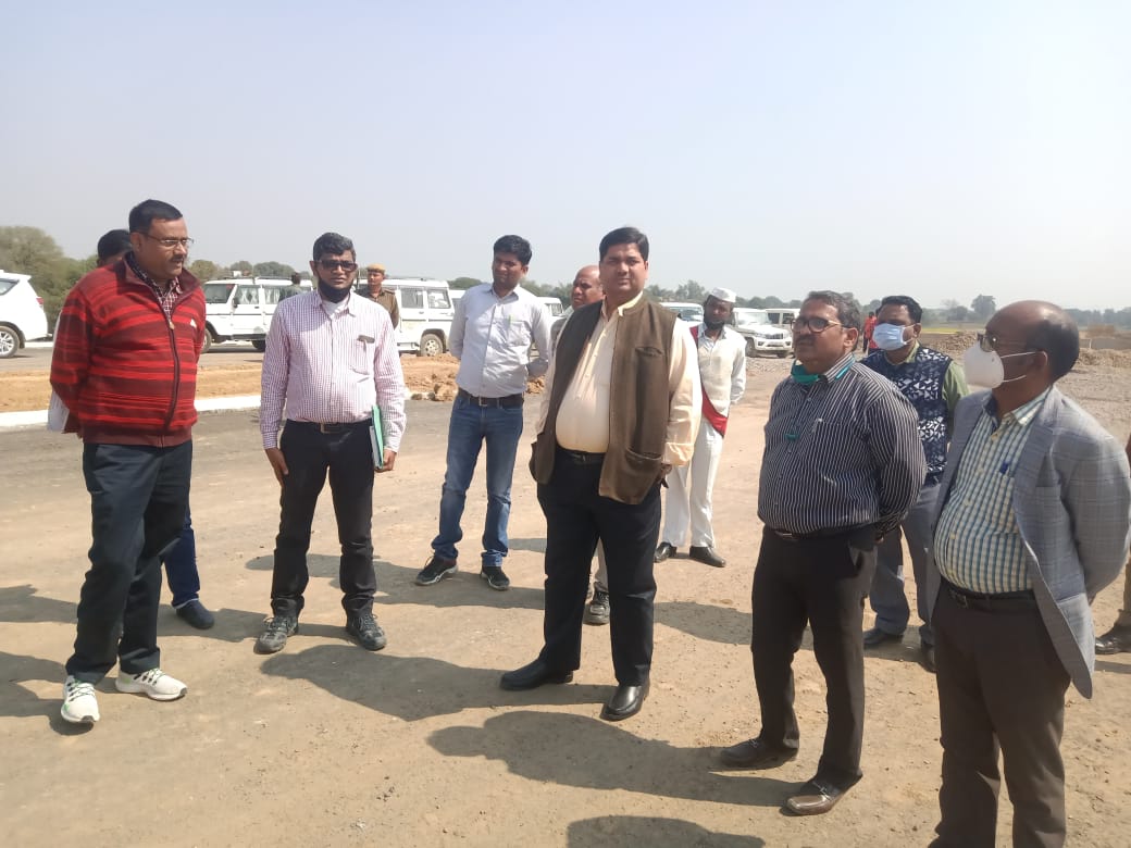 जिलाधिकारी श्री शेषमणि पांडेय ने आज बुंदेलखंड एक्सप्रेसवे निर्माण कार्य का आकस्मिक निरीक्षण किया।