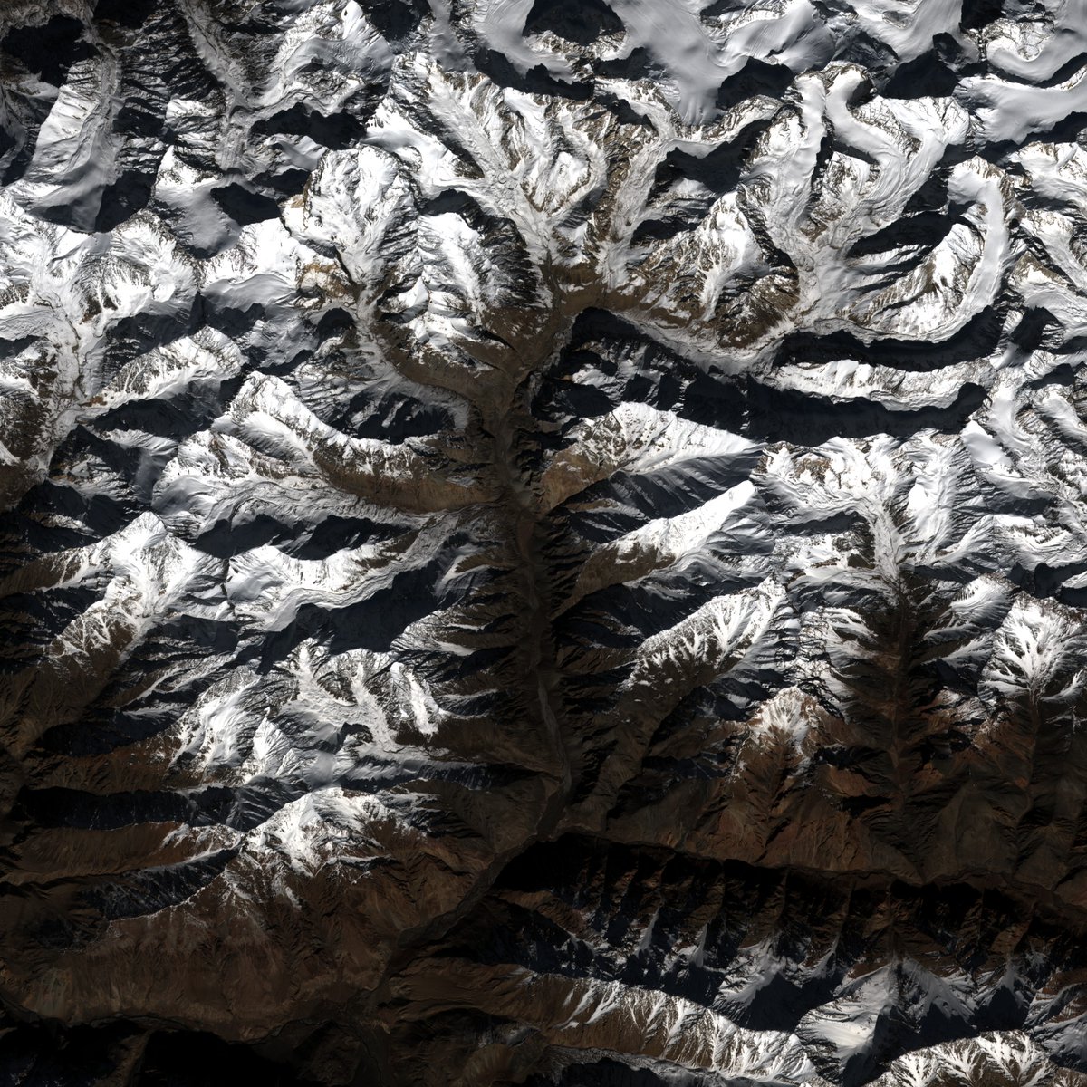 Sentinel2Bot's tweet photo. Gorno-Badakhshan Autonomous Region, Tajikistan (38.3°N 73.3°E), 28 Oct 2018 https://t.co/P2laF7x96O