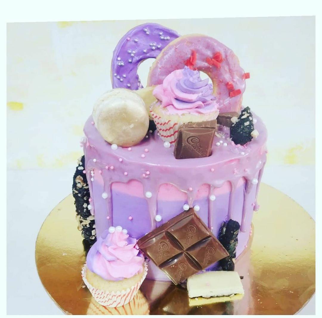 AnaasBaking's tweet photo. Cake topped with cookies, chocolates, cupcakes and macarons!
What more would you like on your cake?
#Pune #cake #birthdaycake #bakery https://t.co/TLBVCVrFZw