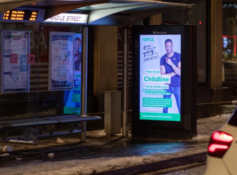 LauraLislecc's tweet photo. Your local Childline base needs you! A fantastic #DOOH campaign by @NSPCC, raising important awareness to supermarket shoppers and along the snowy streets of #Glasgow #Manchester #birmingham and more.
#EveryChildhood #PlatformForGood https://t.co/tnNAjBVkLO