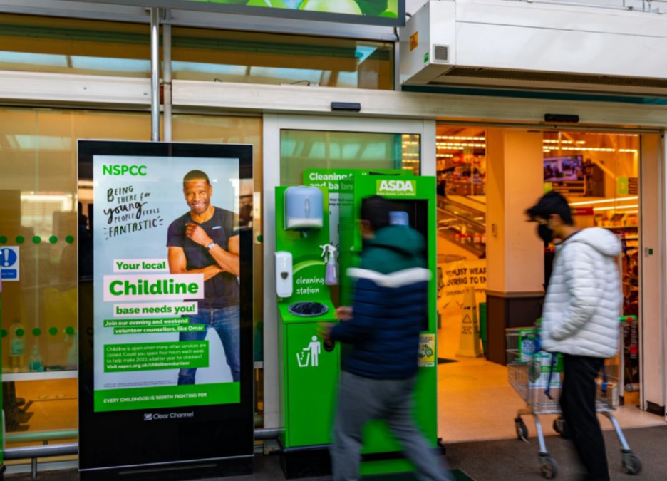 LauraLislecc's tweet photo. Your local Childline base needs you! A fantastic #DOOH campaign by @NSPCC, raising important awareness to supermarket shoppers and along the snowy streets of #Glasgow #Manchester #birmingham and more.
#EveryChildhood #PlatformForGood https://t.co/tnNAjBVkLO