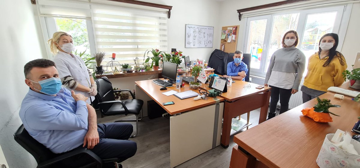 sbozcanozen's tweet photo. Sağlık Bakanlığı'mızın planladığı şekilde COVID-19 aşımızı Sapanca Kaymakamımız Sn @bilgehanbayar38  katılımıyla Sapanca İlçe Sağlık Müdürlüğü'nde olduk. Bakanımız Sn. @drfahrettinkoca  ve tüm sağlık çalışanlarımıza minnet ve şükran borçluyuz. "Temizlik, maske, mesafe, aşı" https://t.co/oEd0wL6rQV