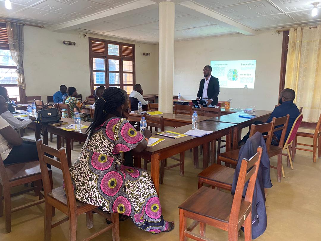 ofogamir's tweet photo. Jour 1 en collaboration @ujuzi_brain @InnovMag et @ofogamir une formation de très grande taille a été organisée #bunia_ituri_Drc pour booster #ituri ds l'entrepreneuriat et l'innovation.
#OFOGAMIR_ELIMU 

@radiookapi @JeanBamanisa https://t.co/R0xNqRrVKh