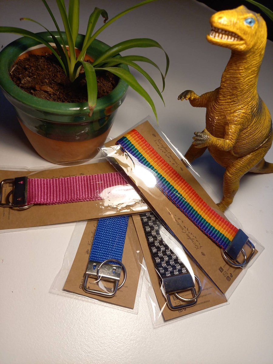 kezrybeeCreate's tweet image. I have a new dinosaur work from home companion. I haven't chosen a name for them yet, but they certainly like modelling these wristlet key chains. Thanks 🦕 

#keychain #wristlet #kezrybeecreations #etsyshop