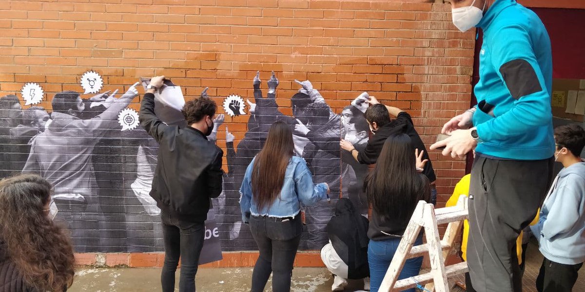 davidprotom's tweet photo. Fantàstica intervenció fotogràfica per a la presentació oficial del col·lectiu Bernart format per artistes de 2n ESO de @insbernatmetge , @davidprotom amb @ExperimentemART #ENRESiDÈNCiA
#bernart #bernartcol·lectiu #artivismo #streetart https://t.co/N8GNoMWRag