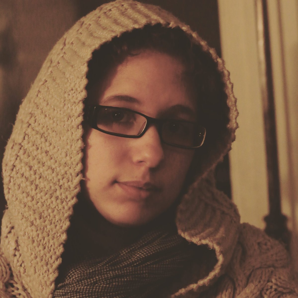 umbasa_ink's tweet photo. Cette capuche à la #assassinscreed 😍 j'adorais tellement ce gilet, qui a rendu l'âme il y a bien longtemps, et par ce temps froid, il me manque 😭 #gilet #capuche #portrait #photodemoi #photodeprofil #profilinsta #instaphoto #assassinstyle https://t.co/cgh9cOvY93