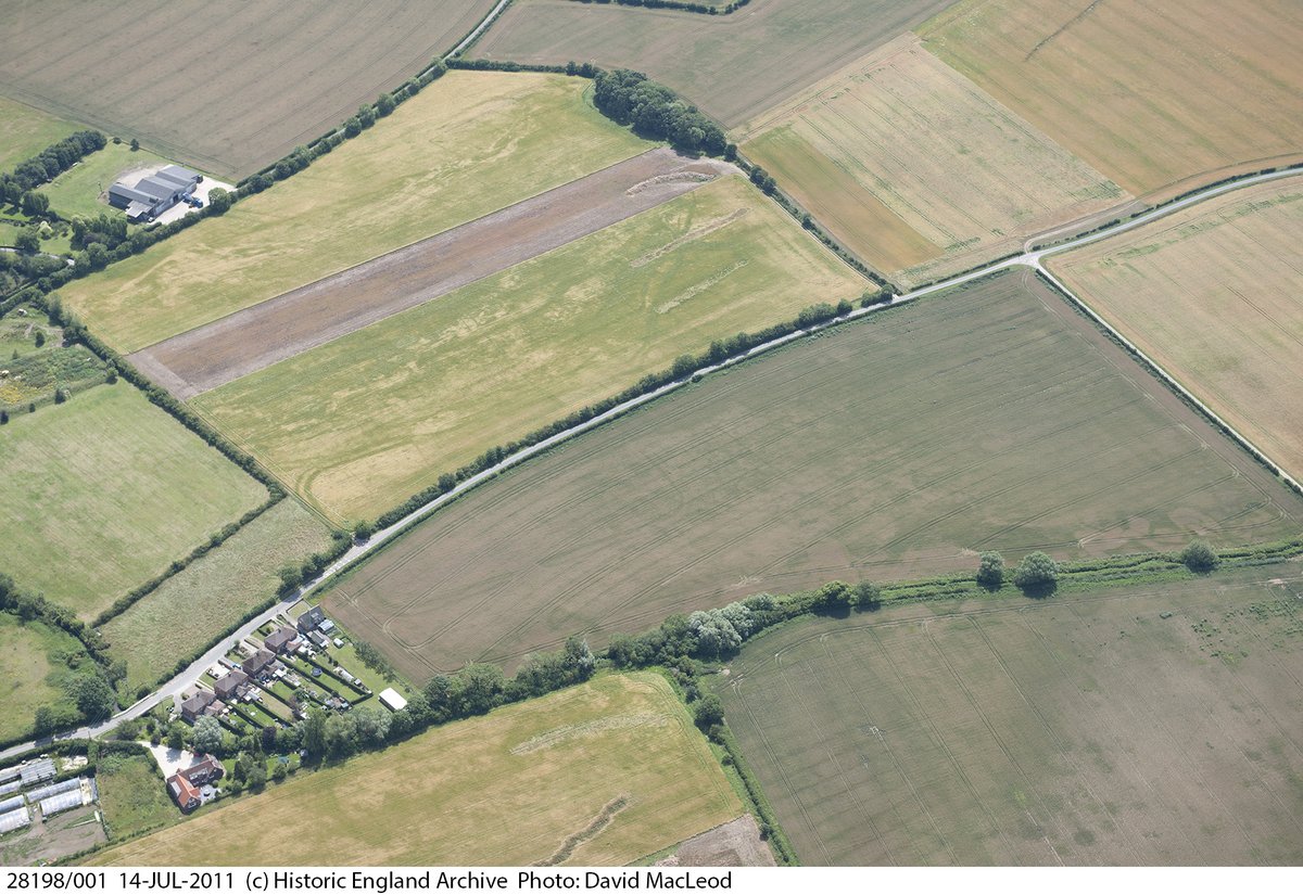 Some #cropmarks for #RomanFortThursday - this double-ditched fort is at Hayton, south of Pocklington in the East Riding of Yorkshire. Excavation has shown it to have been constructed and used for a brief period towards the end of the 1st century AD. For more (1/2)
