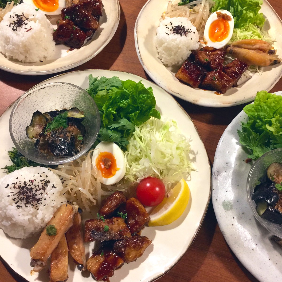 シンザトマリコ 今夜は 品数多め 春菊サラダ 千切りキャベツ 半熟ゆで卵に自家製味噌 もやしナムル 揚げ茄子のポン酢 トンテキ 息子リクエストで急遽追加 手羽中の塩焼き ごはん 毎日の晩酌が楽しみで つまみみたいなメニュー多し