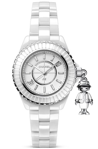 Nouveauté 2021 chez <a href="/CHANEL/">CHANEL</a> 😍⌚️
La montre J12 refait son apparition avec une petite Mademoiselle Chanel accrochée à sa couronne ! 
👉 12 index diamants baguettes &amp; 2 diamants brillants 💎

#watch #CHANEL 
Source: worldtempus.com