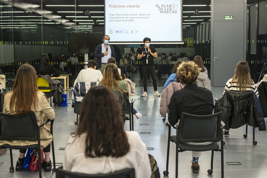 LaNaveMadrid's tweet photo. #LaNaveForma 👉 Interesantísimas charlas en `El Plan B de las marcas´ de @suddenly_mkt.  

Vimos estrategias y casos de éxito, desde un punto de vista de #marketing, para analizar cómo ha sido la transformación que han tenido que adoptar las empresas debido a la crisis sanitaria. https://t.co/IeYZ3p04RD