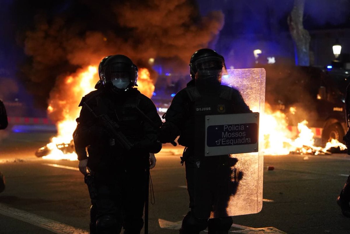 JSUC_cat's tweet photo. En dos dies que portem de protestes hem pogut veure el pitjor del sistema: càrregues brutals, violència indiscriminada, detingudes... la repressió no s'atura❌, i per això manifestem el següent👇 https://t.co/hlJpnNWtuK