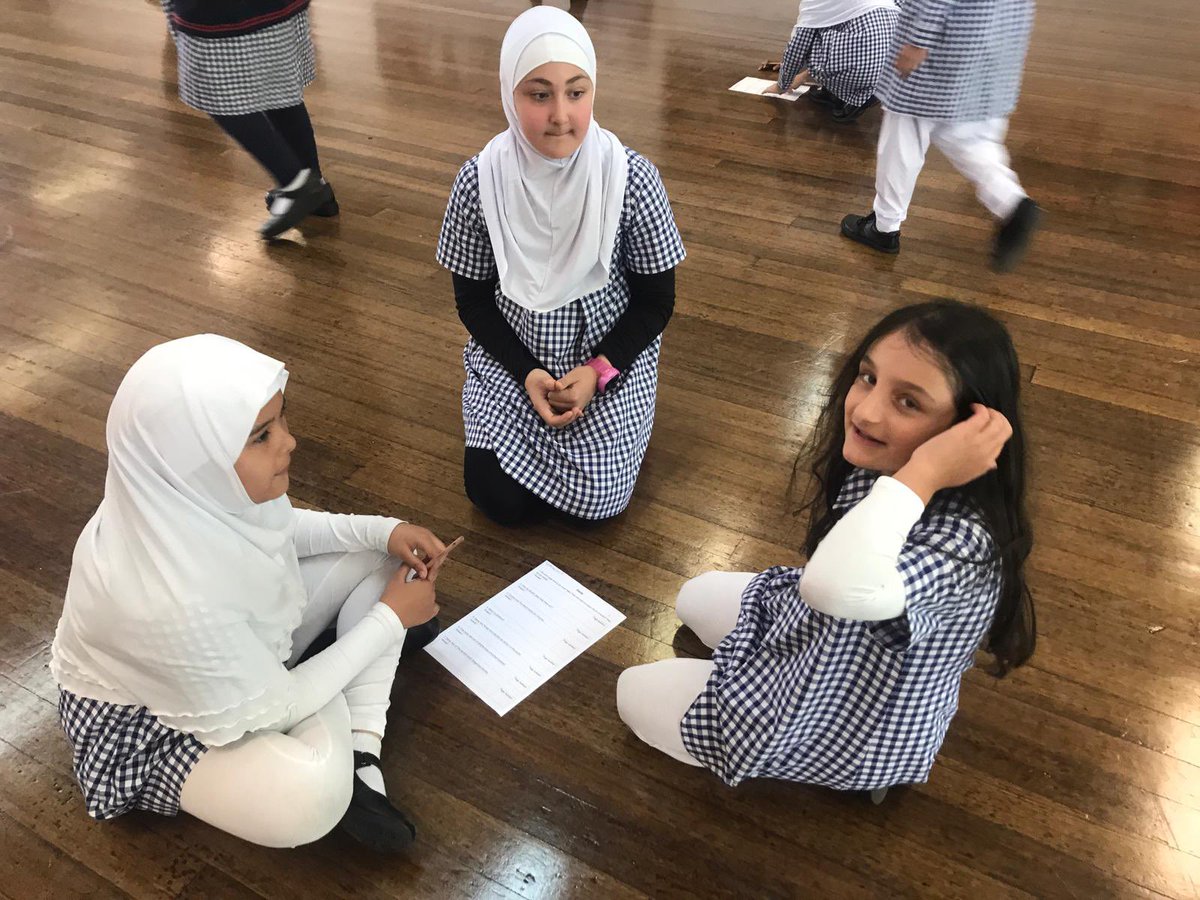 4C and 4W joined forces to utilise the skimming and scanning skills they have been practising this week in reading lessons to locate information about sharks during a gallery walk around hall @alylaura96 <a href="/meiercr/">Carina Meier</a> 📖 🦈