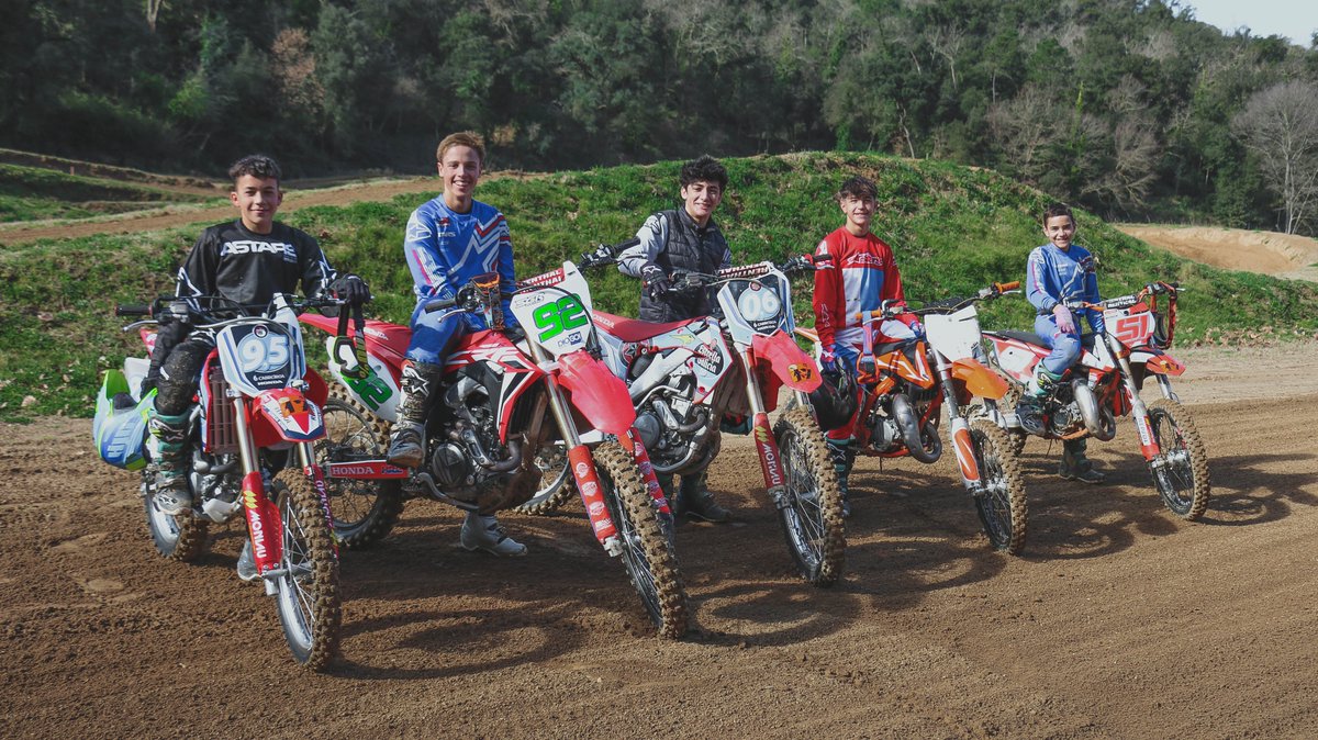 MonlauMotul's tweet photo. ¡Primer stage de la temporada con los chicos del #TalentTeam #EstrellaGalicia00 en circuito de #offroad!
¿Sabías que los entrenamientos en offroad ayudan a adquirir mayor habilidad, tacto y control sobre la moto? 🤔
#motociclismo #MonlauRepsol #motorsport https://t.co/oxq2z2zdki