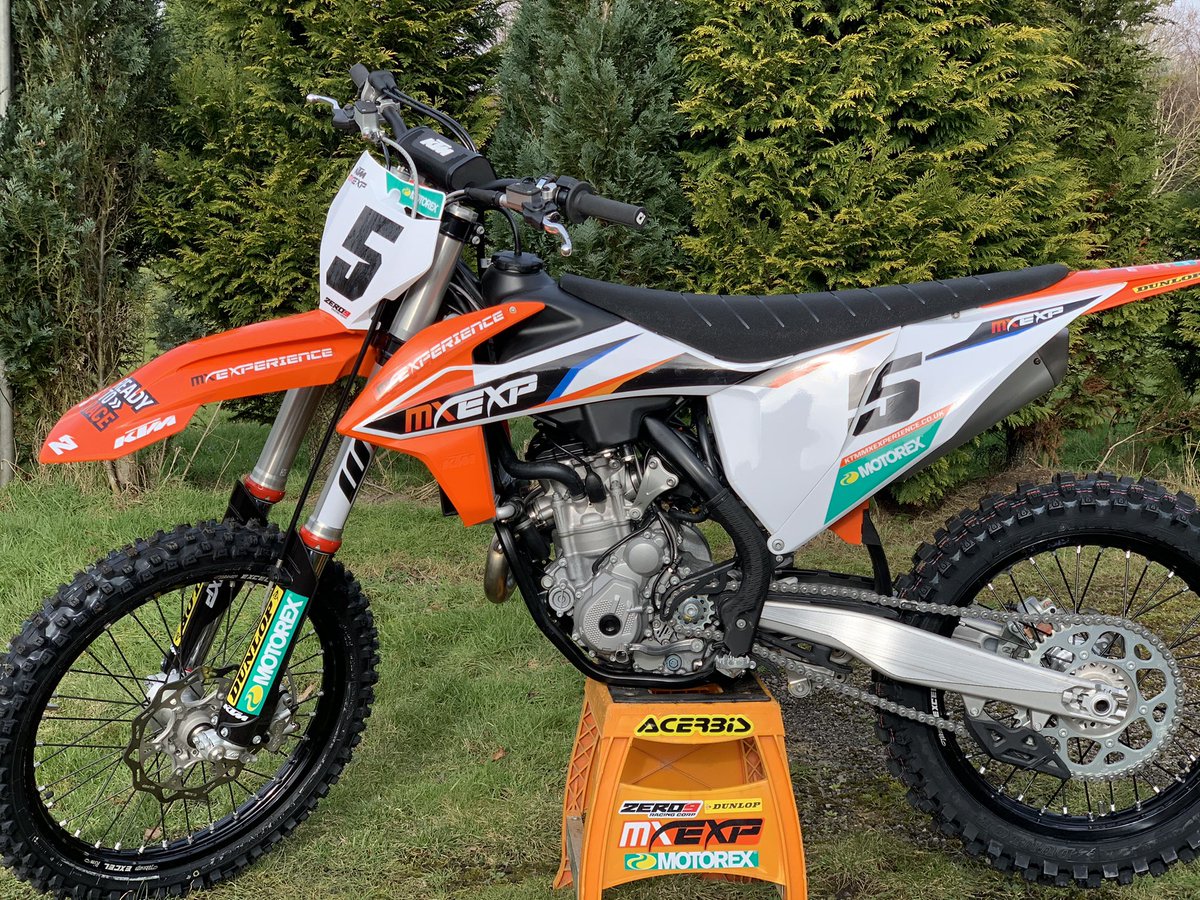KTMMXEXP's tweet photo. Our 2021 KTM 450 SX-F is looking so good with the brand new graphics on!  Can’t wait to get the years started now! #ktm #motorex #dunlop #mxexp #experiencedays #acerbis https://t.co/JUKwDHIwJb