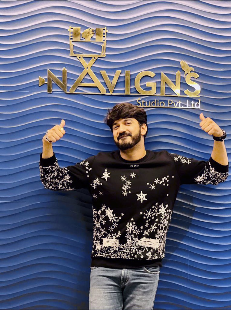 maadhavdeochake's tweet photo. Let’s get rolling 📽🤩
Congratulations @navvyB and @navigns
What a fantastic new place. 🙌🏻😇 💯 ❤️
#navigns #productionhouse #newbeginnings #navjyotbandiwadekar #maadhavdeochake #letsroll #comingsoon #newoffice https://t.co/74mhMspU7G