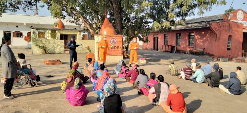 11NDRF's tweet image. #Unite2FightCorona 
#COVIDAppropriateBehaviour
#CommunityAwarenessProgramme at Gandhinagar Kushth Aashram,Tila Jamalpur,Nayibasti,Shraddha nagar,Bhopal(MP)
👉Always use mask.
👉Wash your hands regularly with water &amp;amp; soap.
👉Maintain 6 feet Social distance.
@NDRFHQ @ANI @PIB_India