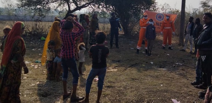 11NDRF's tweet image. #Unite2FightCorona 
#COVIDAppropriateBehaviour
#CommunityAwarenessProgramme at Gandhinagar Kushth Aashram,Tila Jamalpur,Nayibasti,Shraddha nagar,Bhopal(MP)
👉Always use mask.
👉Wash your hands regularly with water &amp;amp; soap.
👉Maintain 6 feet Social distance.
@NDRFHQ @ANI @PIB_India