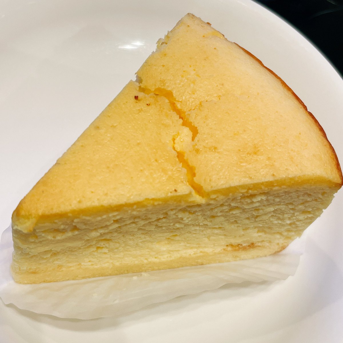 南の島の猫ポケモン Jyoo スフレチーズケーキ買って食べたけど 思ってたんとちゃうかった スフレチーズケーキってりくろーおじさんみたいなやつーって思ってた なんていうか ニューヨークチーズケーキって感じ