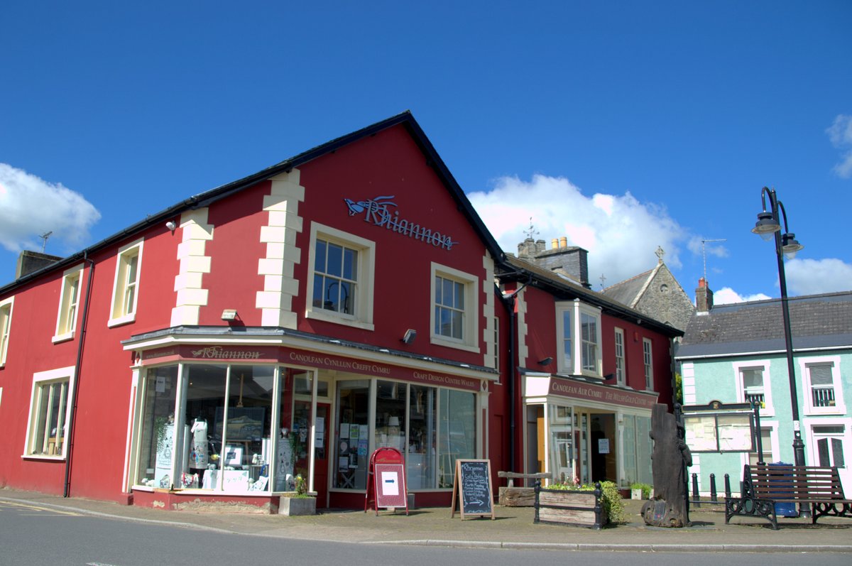 RhiannonAnnwn's tweet photo. This year we celebrate 50 years of the Rhiannon brand. We are proud of our Welsh heritage and our jewellery reflects our welsh roots and high standards of craftmanship.
Here's a throwback of before and after it all started, in a small market town in  Mid-Wales.
💪🔨✨ https://t.co/Qif1bOGAGu