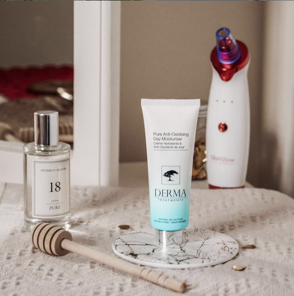 Our Anti-Oxidising Day Moisturiser contains a special blend of Coconut Oil which is supercharged in anti-oxidants and fatty acids which moisturise, revitalize, and boost collagen in your skin. ⭐ 
#skinchemists #skincareobsessed #skincaretips #glowingskin