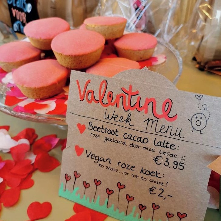 Het is bij ons nog twee dagen Valentijn ❤️ Kom je nog een vegan roze koek of roze beetroot latte halen? We hebben onze voorraad weer aangevuld, ook via bestel.bagelsbeans.nl zijn ze weer te bestellen! 💕