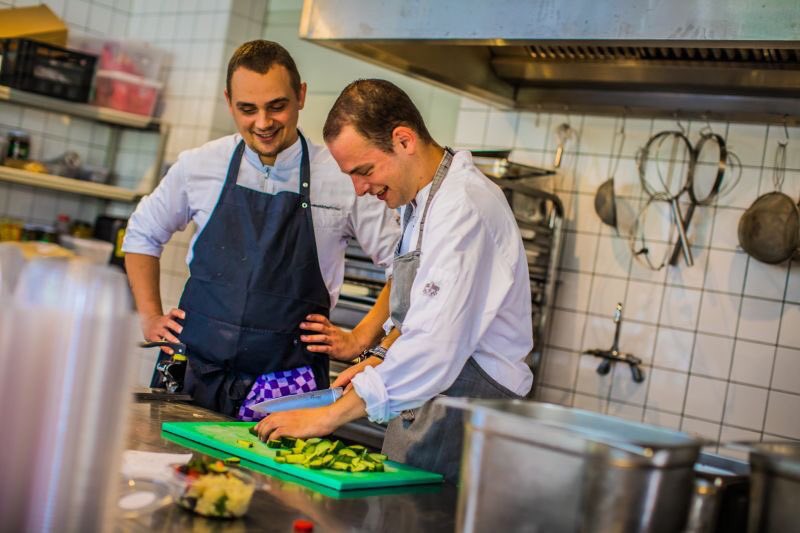 Scholen en praktijkscholen opgelet!
Misschien kunnen wij een handje helpen?

Onze bedrijven zijn ingericht voor praktijk opleidingen; we beschikken over extra grote keukens, klaslokalen en werk materialen en praktijkbegeleiders 
#koksopleiding #thecolourkitchen #svo #roc #stage